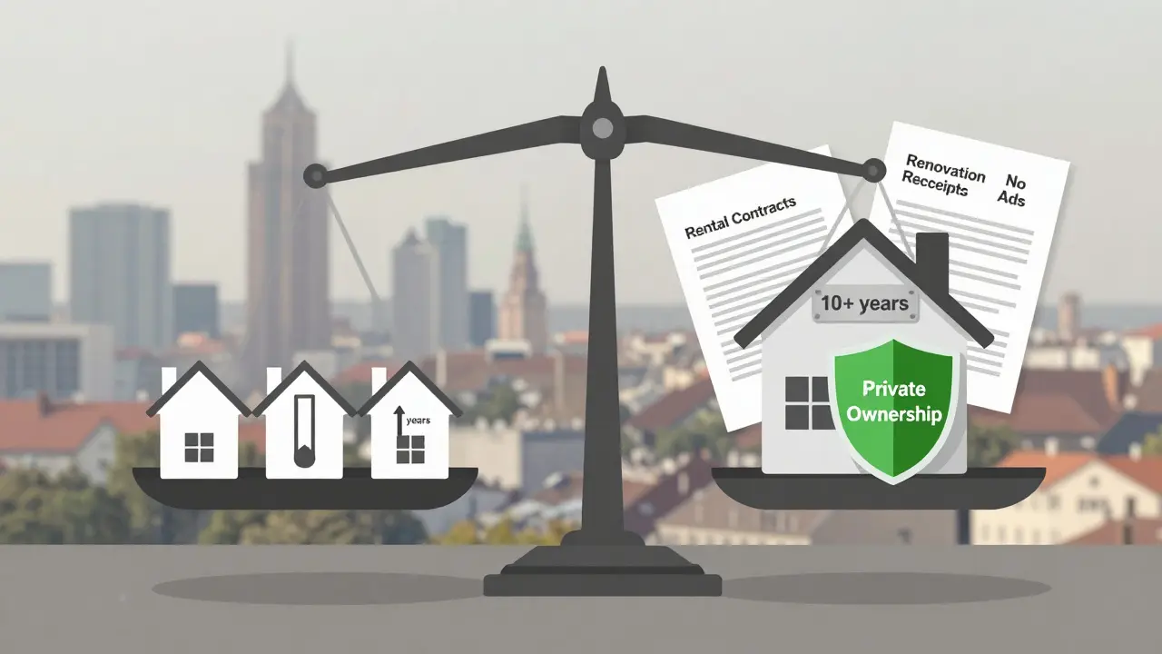 Waage mit drei Immobilien und Steuermesser gegenüber einer einzigen Immobilie mit 10-Jahres-Schild und Schutzschild.